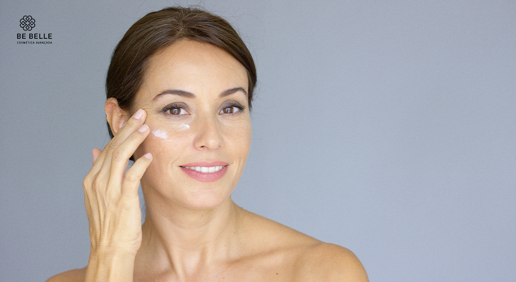 ROTINA ANTISSINAIS: DICAS DE PRODUTOS PARA EVITAR PÉS DE GALINHA
