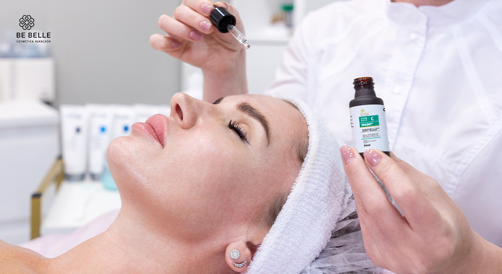 Skincare Híbrido: o segredo das peles de clínica que continuam lindas em casa