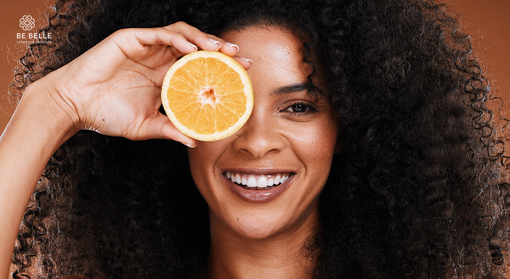 VITAMINA C E PELE NEGRA: BENEFÍCIOS E CUIDADOS AO USAR ESSE ATIVO PODEROSO
