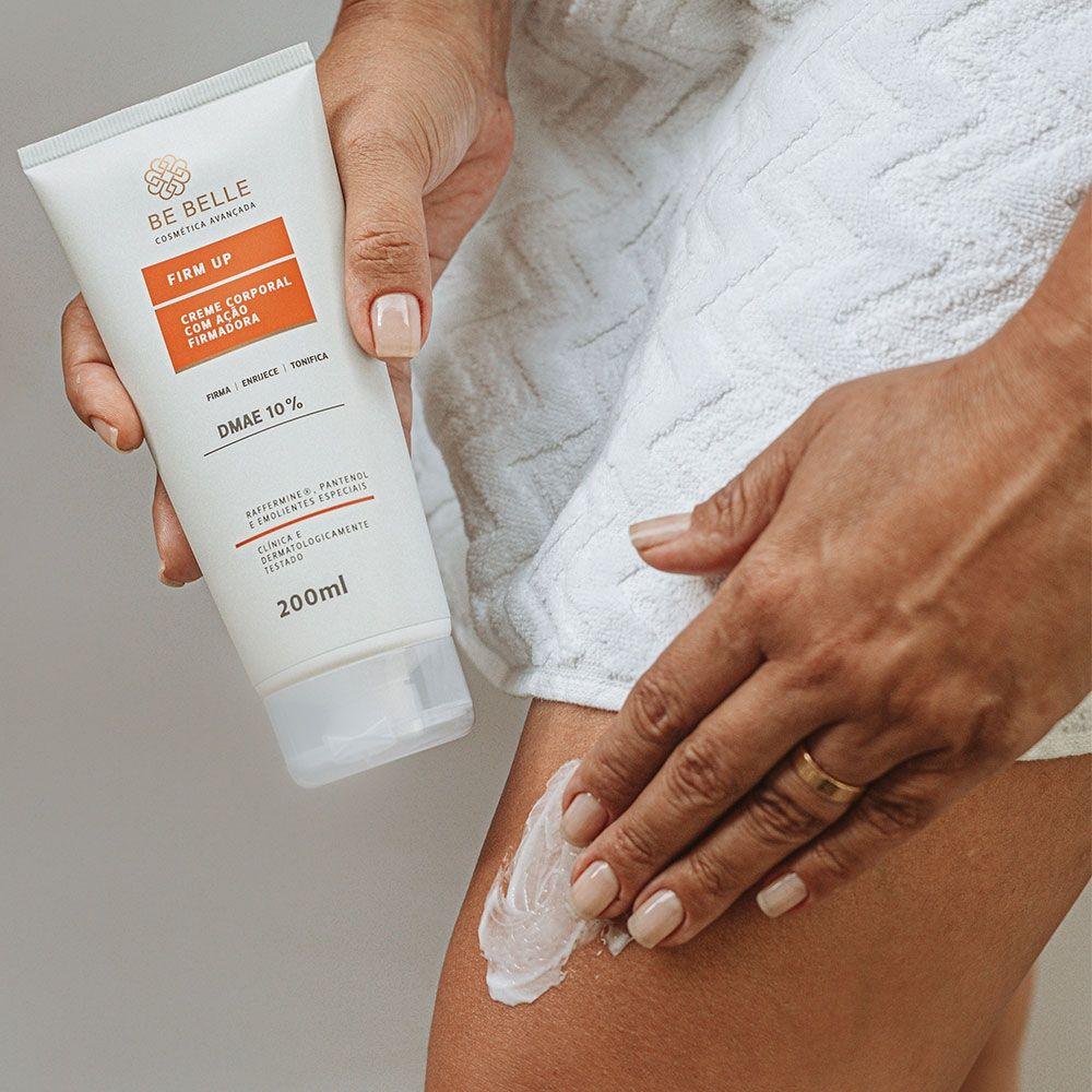 Pessoa passando o Creme firmador corporal Firm Up Be Belle nas pernas